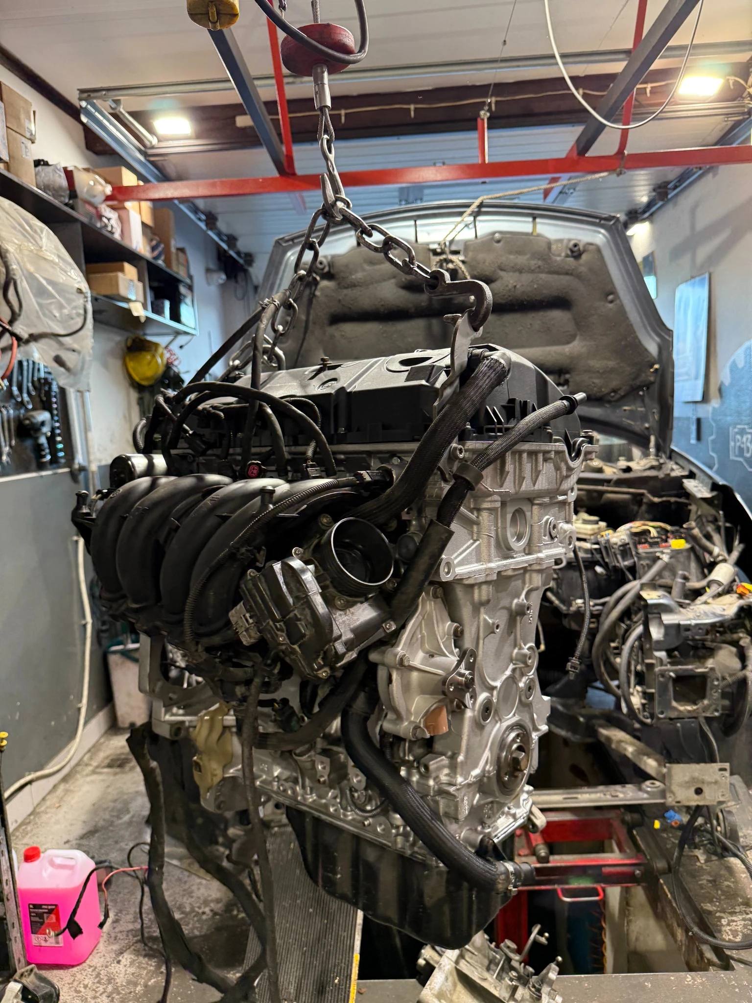 Montaż silnika w komorze silnikowej przy użyciu podnośnika – Magnes-Decor-Moto naprawa i montaż silników.