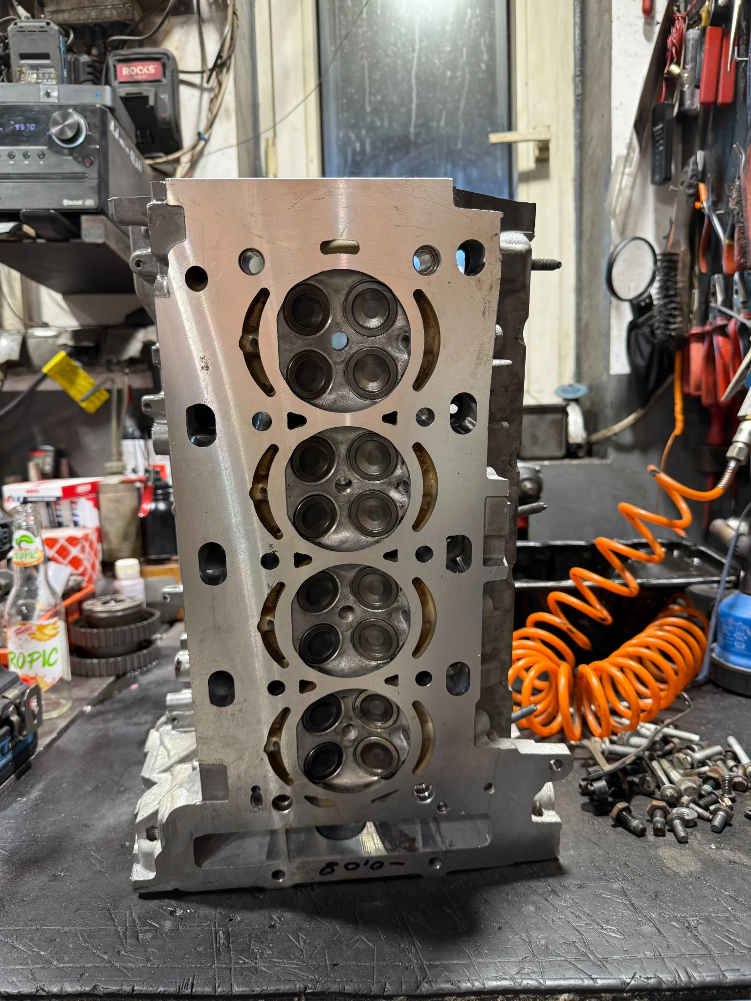 Głowica silnika czterocylindrowego po obróbce i regeneracji zaworów – Magnes-Decor-Moto remonty głowic silników.