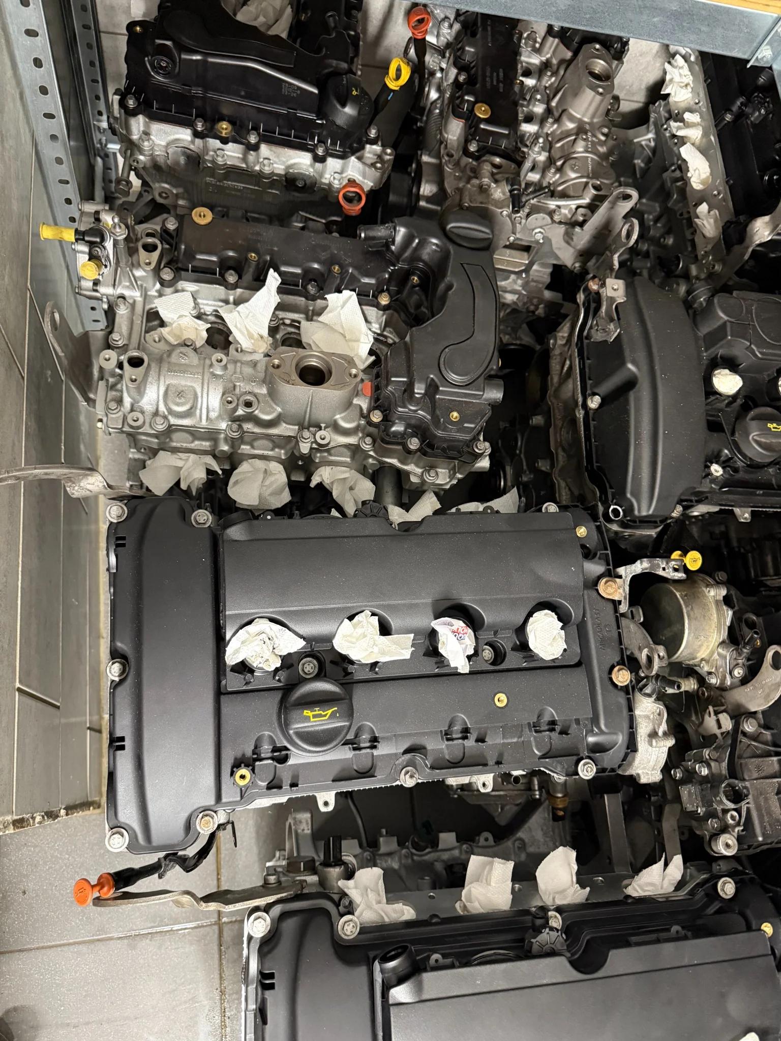 Silniki po regeneracji przygotowane do montażu, magazyn Magnes-Decor-Moto – naprawa i wymiana jednostek napędowych.