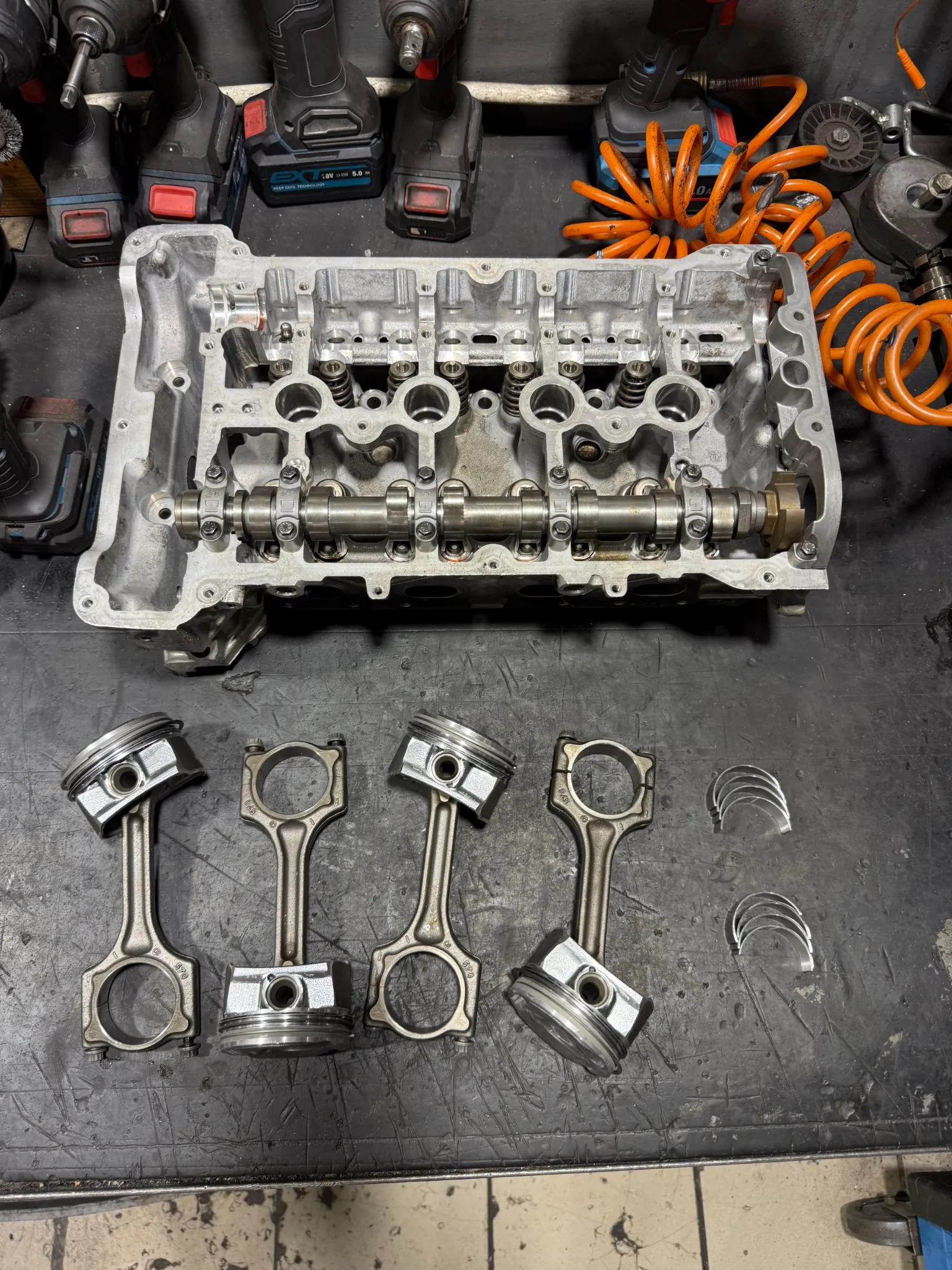 Rozłożony silnik – głowica, tłoki i korbowody na stole warsztatowym – Magnes-Decor-Moto kompleksowy remont silnika.