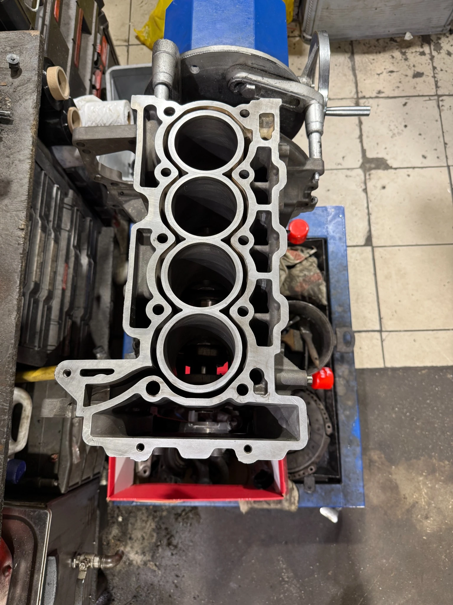 Blok silnika po honowaniu cylindrów, przygotowany do składania – Magnes-Decor-Moto regeneracja i remonty silników.