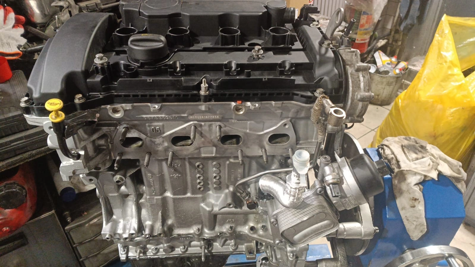 Regenerowany silnik czterocylindrowy z nową pokrywą zaworów – Magnes-Decor-Moto profesjonalna naprawa silników.